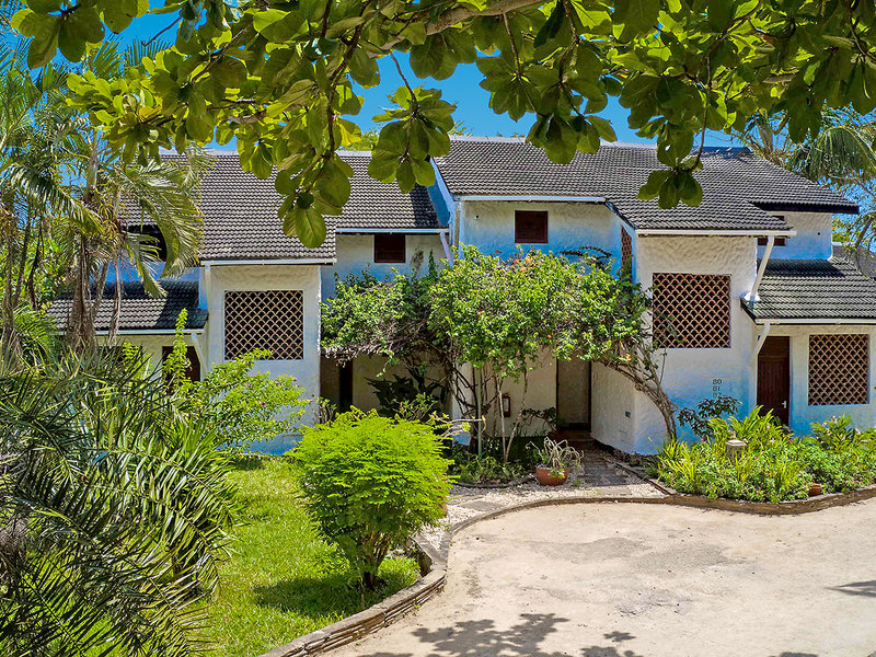 Pinewood Beach Resort & Spa 10