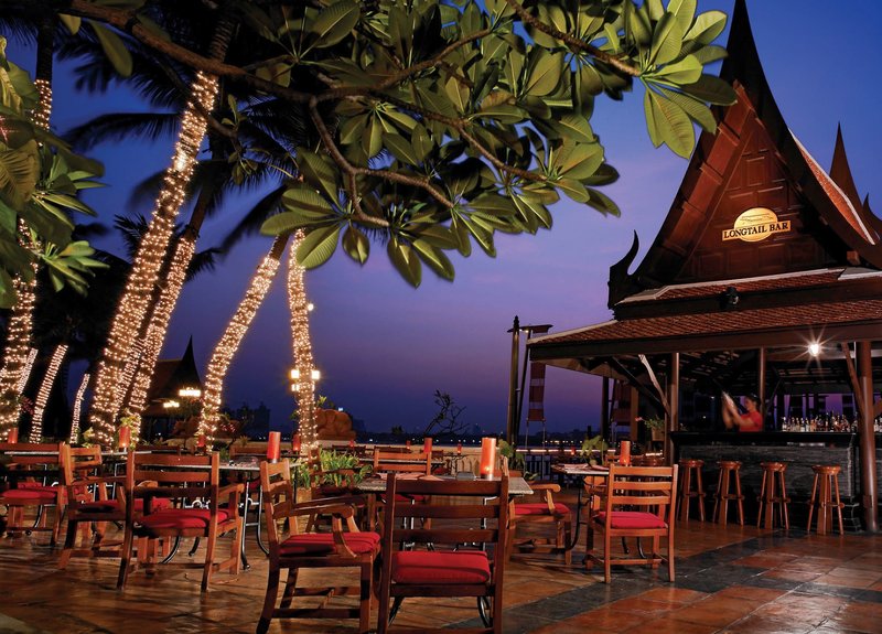 Anantara Riverside Bangkok Resort 8