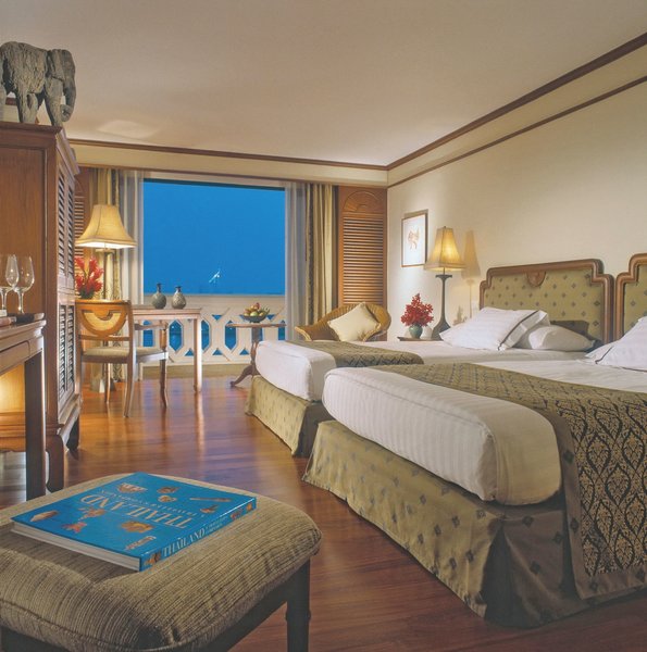 Anantara Riverside Bangkok Resort 12