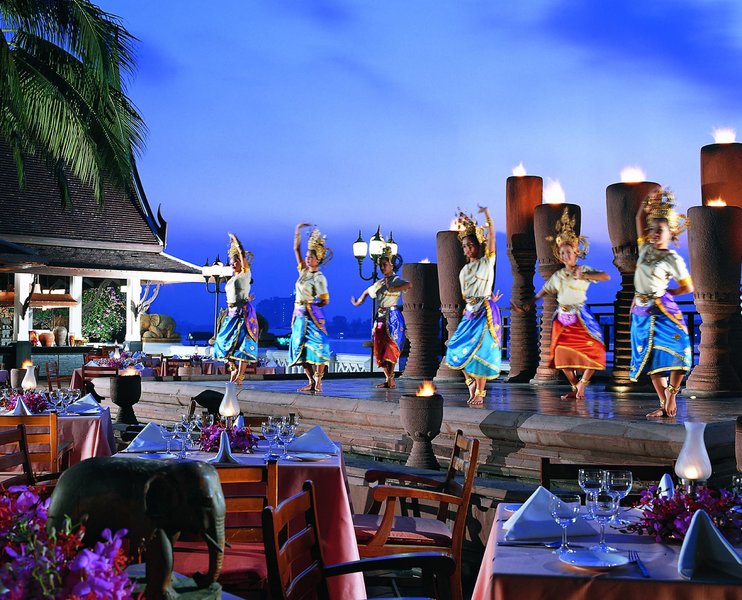 Anantara Riverside Bangkok Resort 14