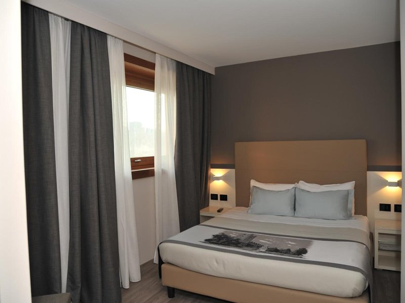 Best Western Albergo Roma 12 - Room Example