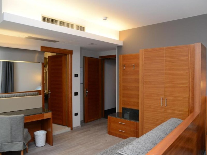 Best Western Albergo Roma 13 - Room Example