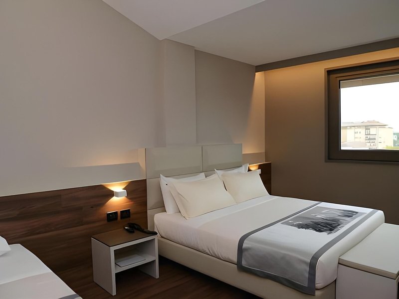 Best Western Albergo Roma 19 - Room Example