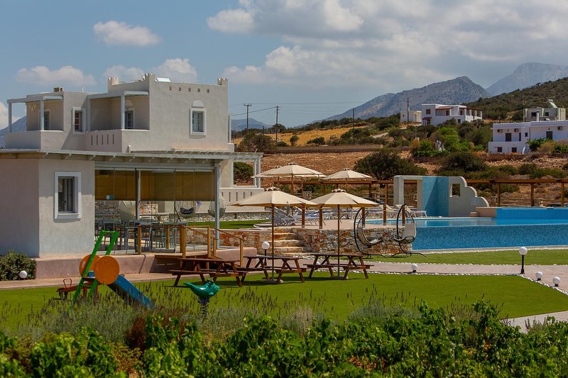 Sun & Moon Villas & Suites 7