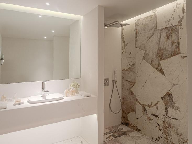 Classical Vouliagmeni Suites 10 - Bathroom Example