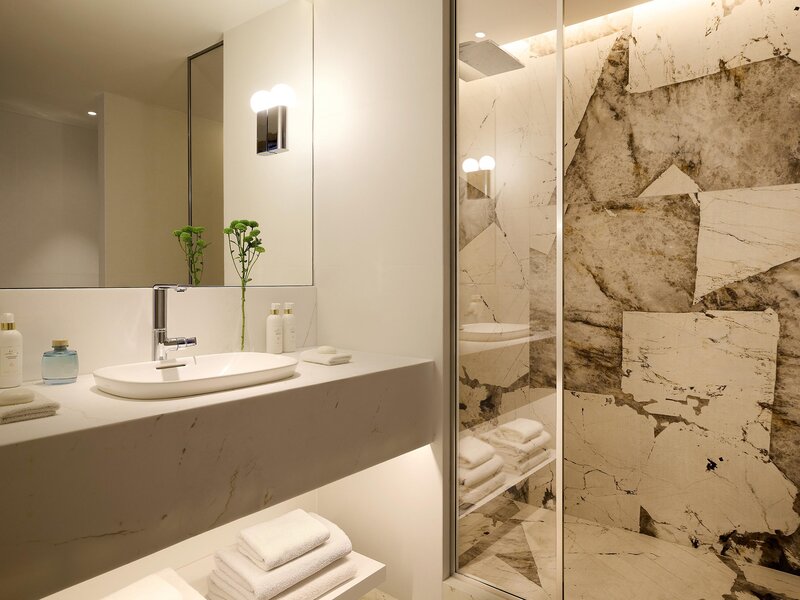 Classical Vouliagmeni Suites 26 - Bathroom Example