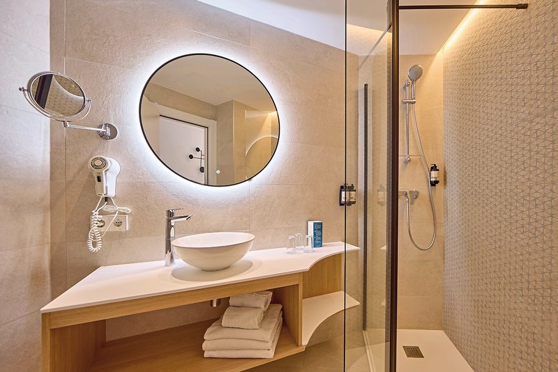 Universal Hotel Bikini 8