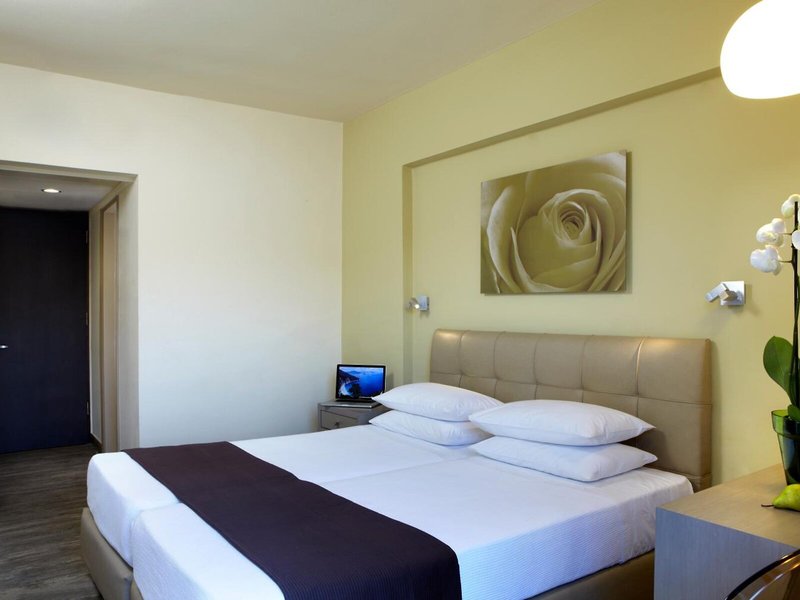 Mouikis Hotel 36