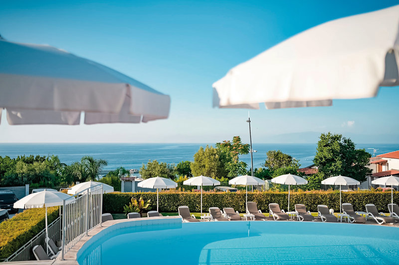 COOEE Michelizia Tropea Resort 1