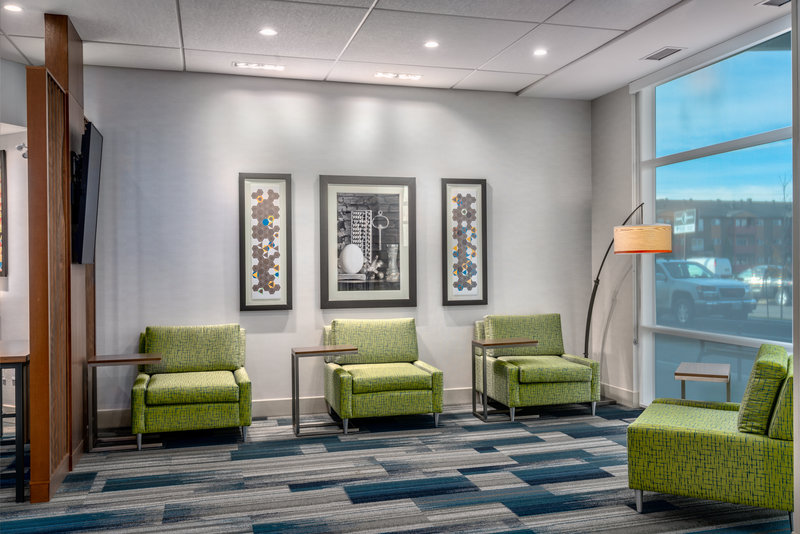 Holiday Inn Express & Suites Brandon 2