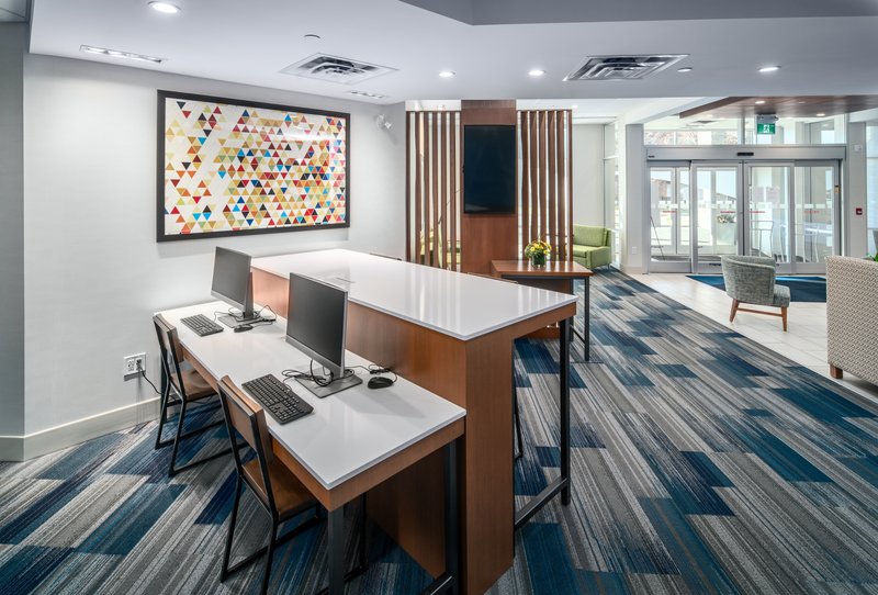 Holiday Inn Express & Suites Brandon 3