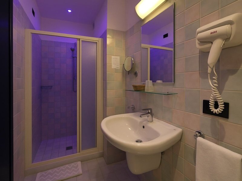 Hotel Ali d Oro 26 - Bathroom Example