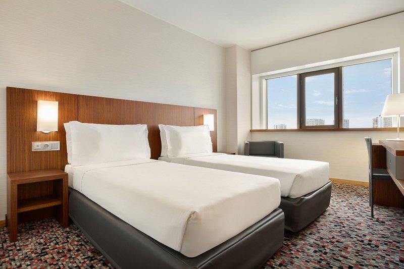 Ramada by Wyndham Lisbon 17