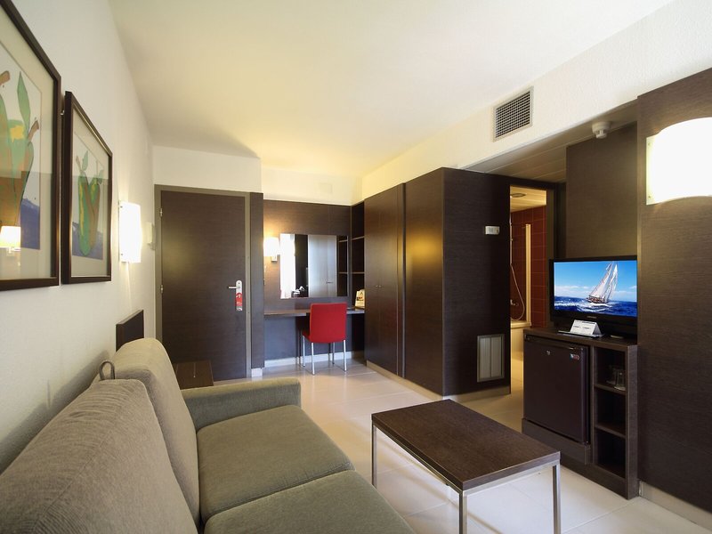 Aqua Hotel Montagut Suites 34