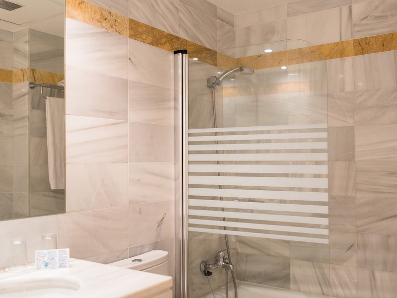 Apartamentos Vista Playa 27 - Bathroom Example