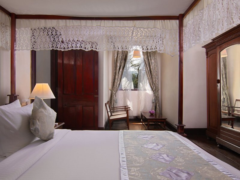 Queen’s Hotel 23