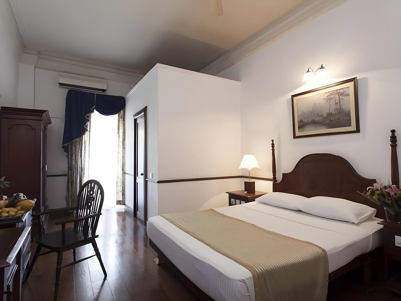 Queen’s Hotel 24
