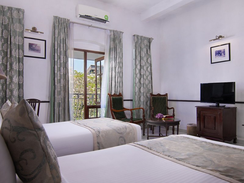 Queen’s Hotel 25