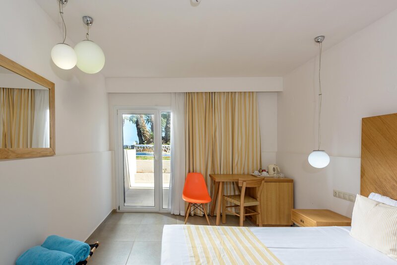 Zeus Hotels Palm Beach 46