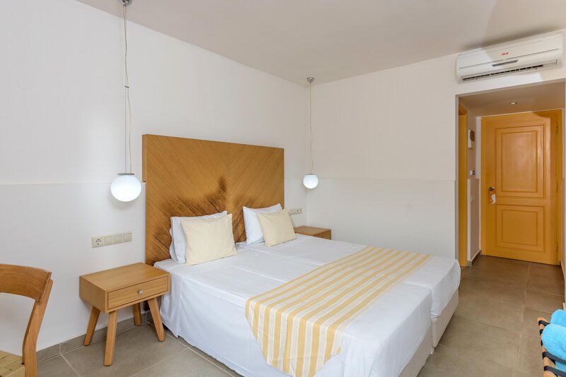 Zeus Hotels Palm Beach 47