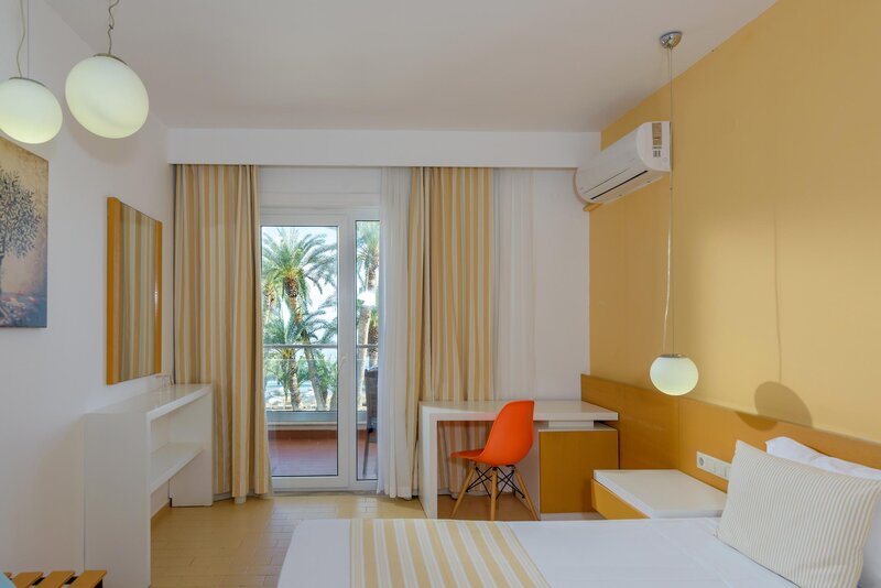 Zeus Hotels Palm Beach 51