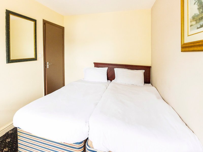 Old Oak Tree Inn 12