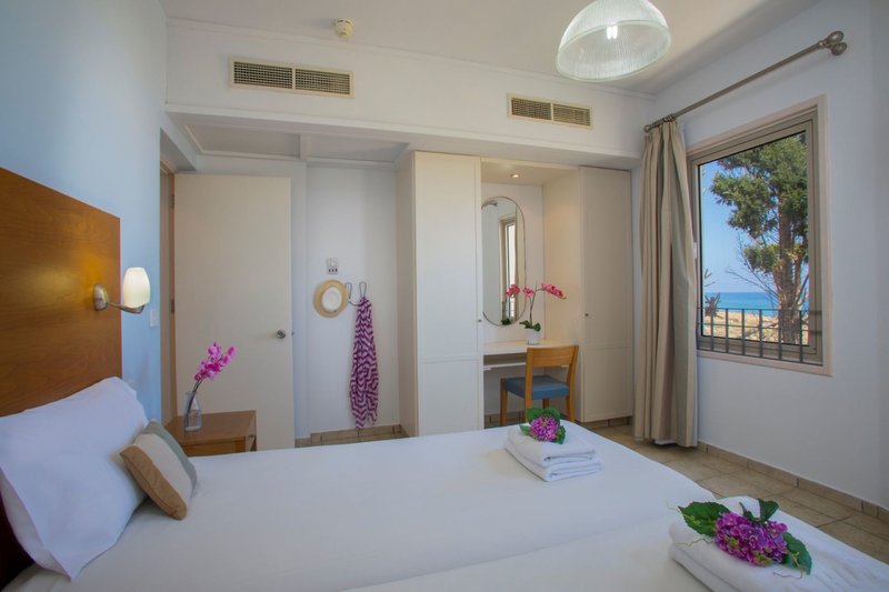 Louis Althea Beach 20