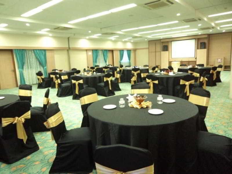 Royal Orchid Beach Resort & Spa, Goa 16