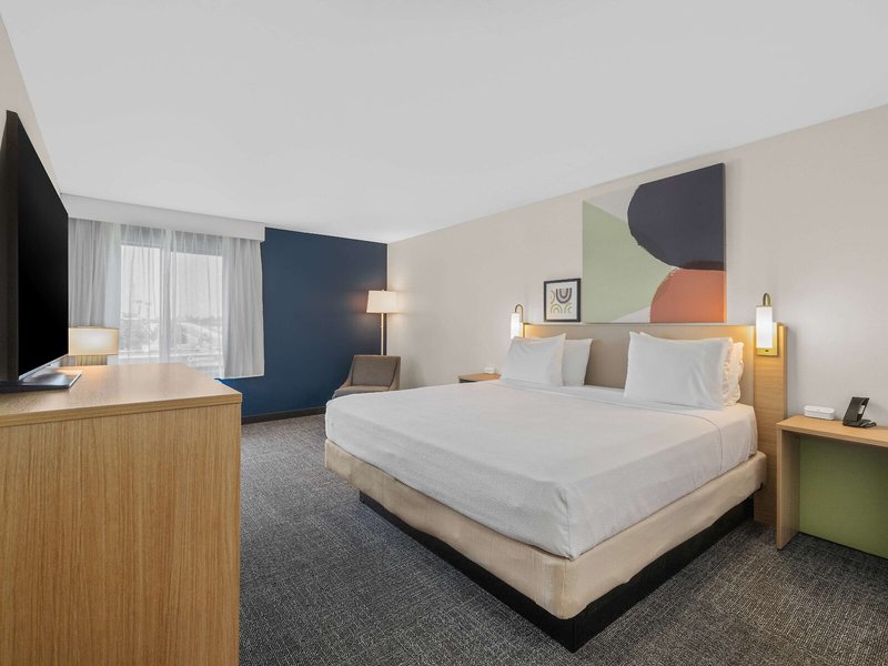 Hampton Inn Bakersfield-Central 13 - Room Example