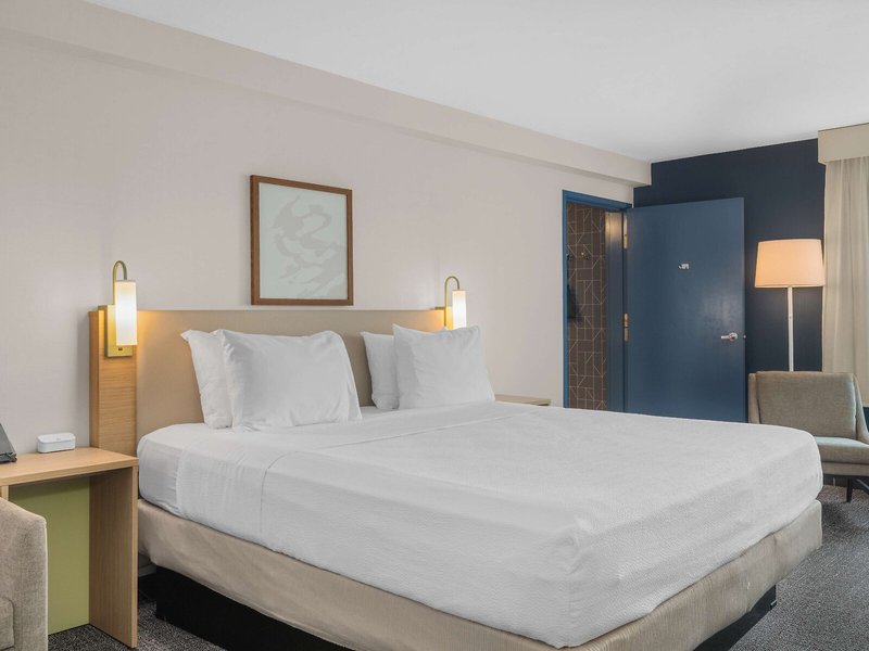 Hampton Inn Bakersfield-Central 14 - Room Example