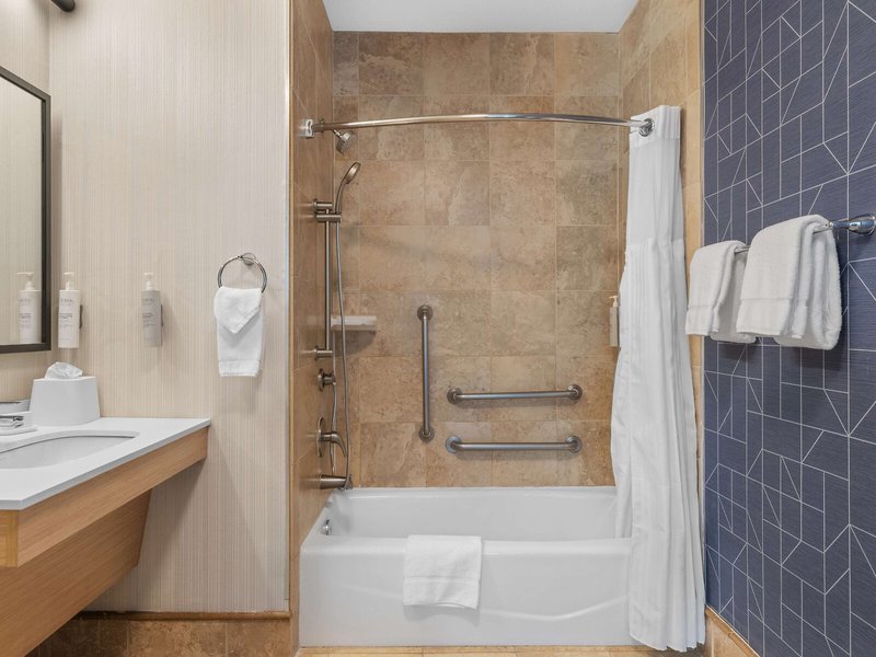 Hampton Inn Bakersfield-Central 23 - Bathroom Example