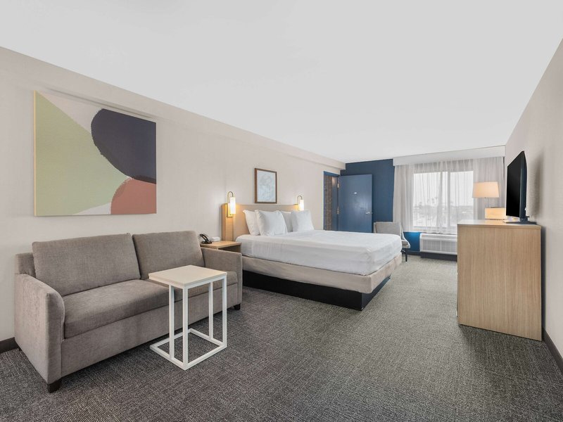 Hampton Inn Bakersfield-Central 26 - Room Example