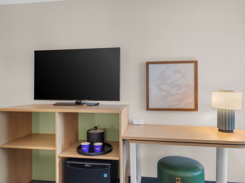 Hampton Inn Bakersfield-Central 27 - Room Example