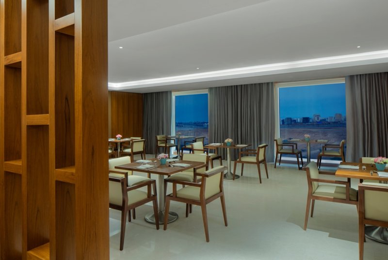 Crowne Plaza Muscat OCEC 5