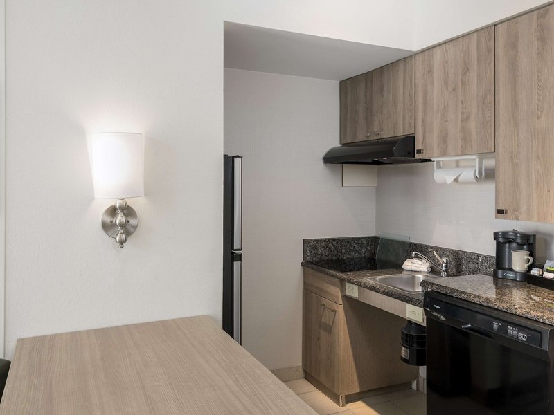 Homewood Suites Miami Airport / Blue Lagoon 49