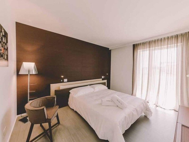 Suite 10 19