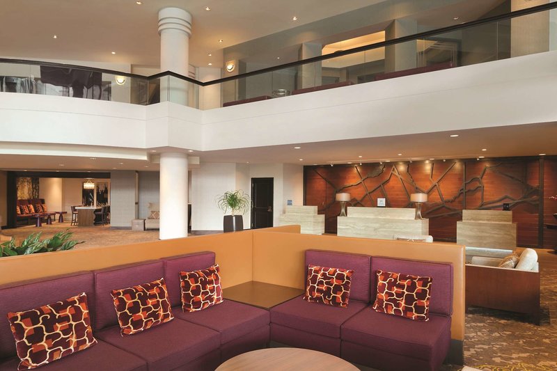 Hilton East Brunswick Hotel & Executive Meeting Center 2 - Lounge / Lobby