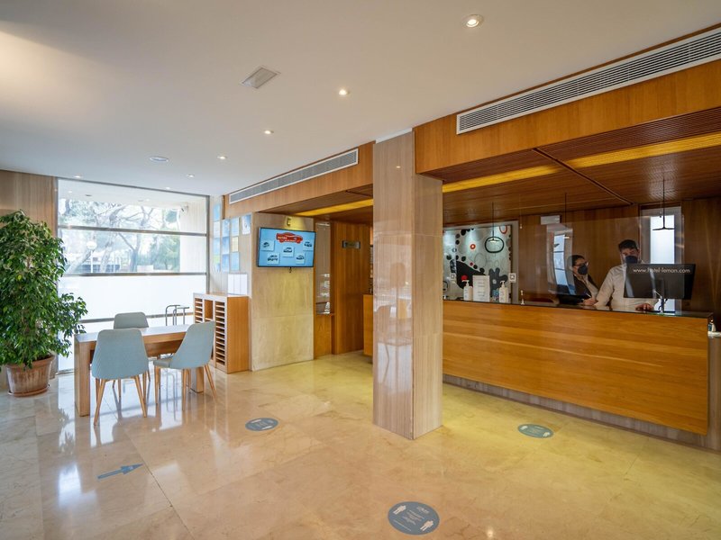 Hotel y Apartamentos Leman 9