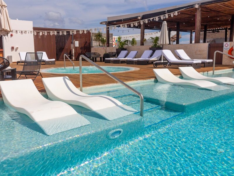 The Fives Downtown Hotel & Residences, Curio Collection by Hilton 3