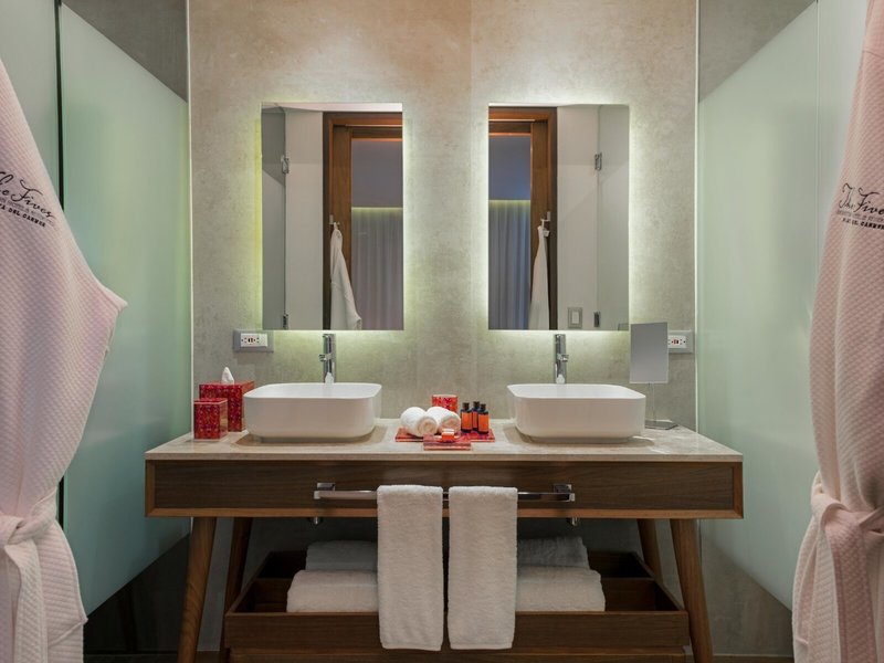 The Fives Downtown Hotel & Residences, Curio Collection by Hilton 18