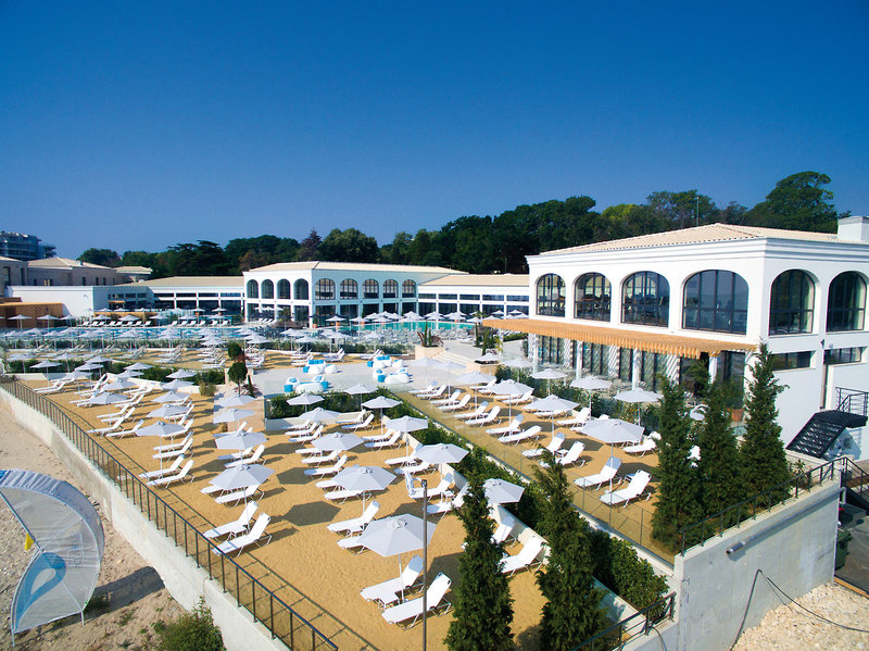 Astor Garden Hotel 13