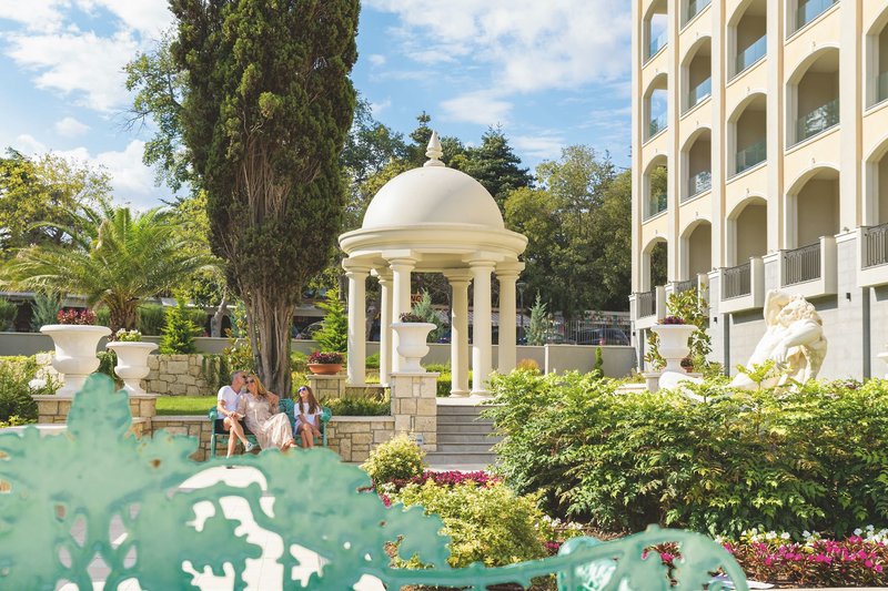 Astor Garden Hotel 7