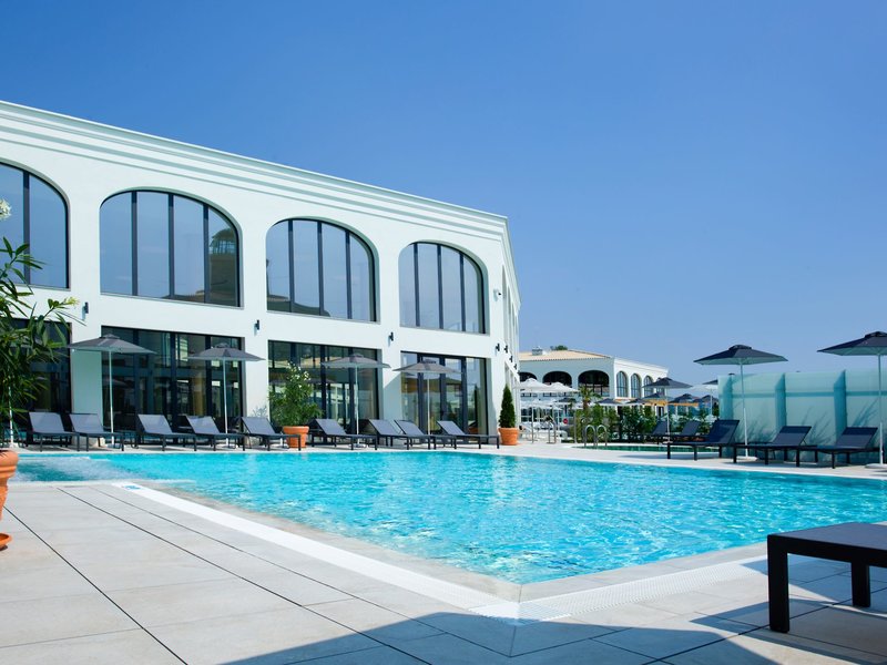 Astor Garden Hotel 8