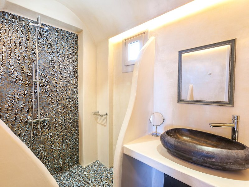 Santorini Secret Premium 35 - Bathroom Example