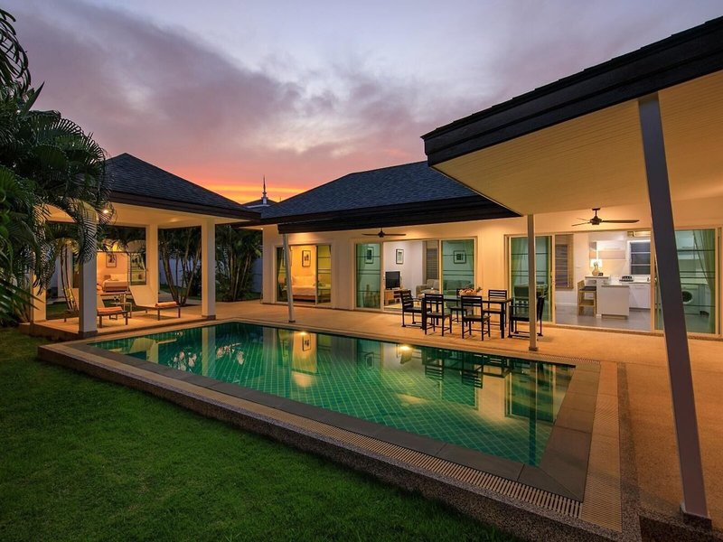 CasaBay Luxury Pool Villas