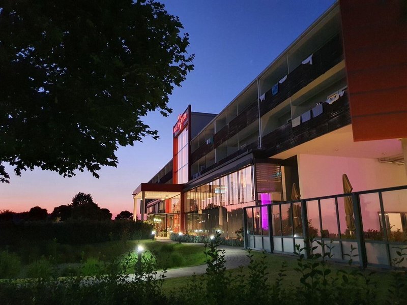 All In Red Thermenhotel 4