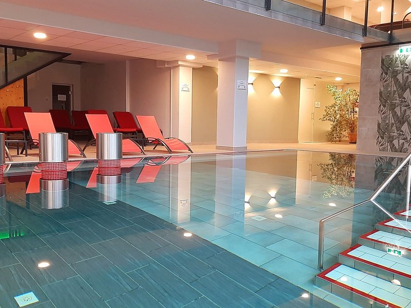 All In Red Thermenhotel 8