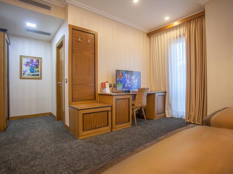 Hotel Colosseo Tirana 35