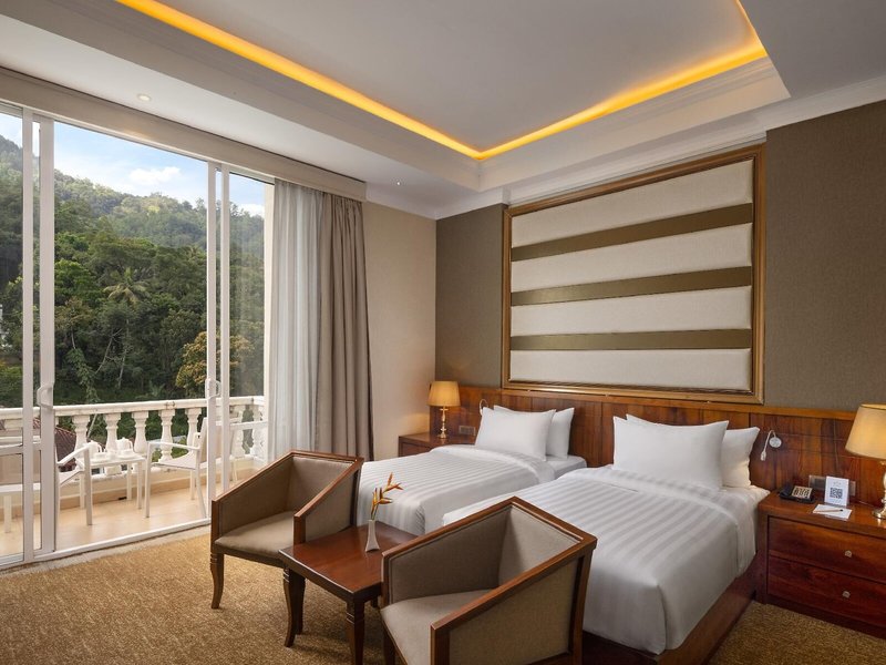 The Golden Crown Hotel 2