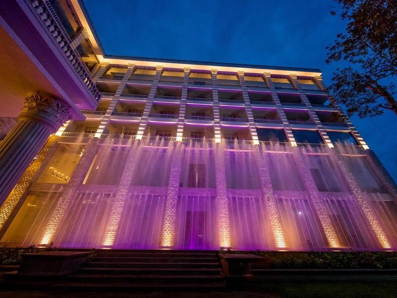 The Golden Crown Hotel 4